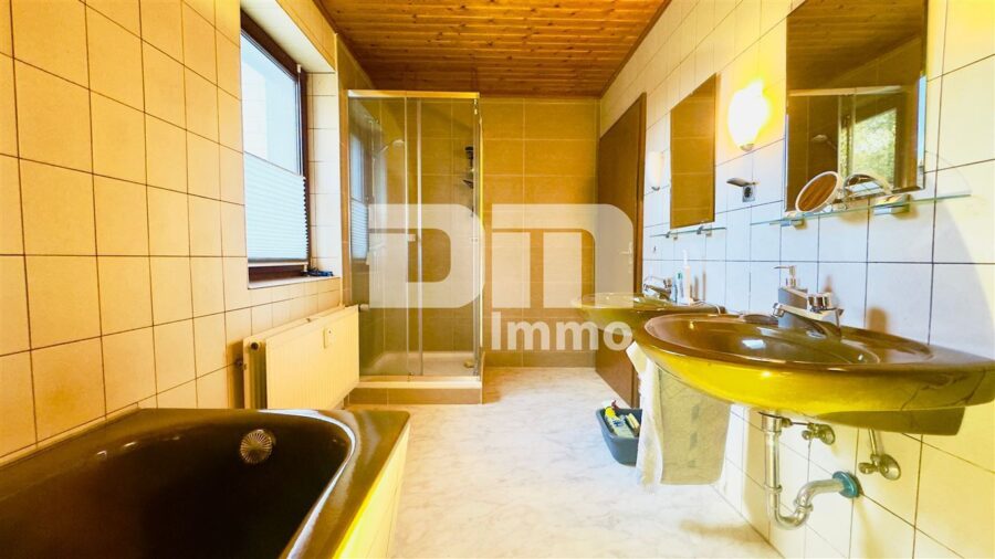 Großzügiges Mehrgenerationenhaus mit variabler Nutzung in begehrter Randlage inkl. 3er Carport - DG WE2 Badezimmer Wanne / Dusche